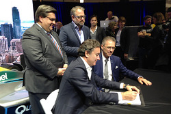 Alejandro Agag, chef de la direction de la Formule E, signe le contrat avec Sylvain Vincent, président de Montréal c'est électrique. Le Maire Denis Coderre et Alexandre Taillefer, président d'honneur, assistent à la signature.