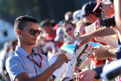 Pascal Wehrlein, Manor Racing firma de autógrafos para los fans