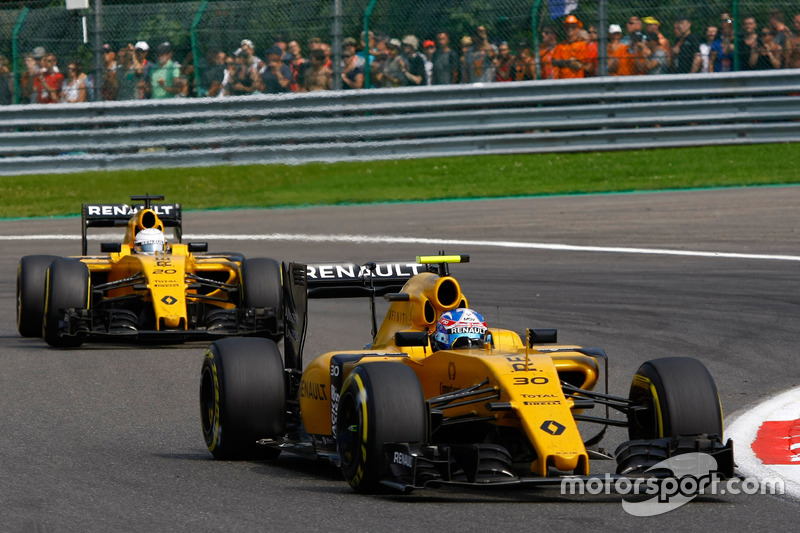 Jolyon Palmer, Renault Sport F1 Team RS16 ve Kevin Magnussen, Renault Sport F1 Team RS16