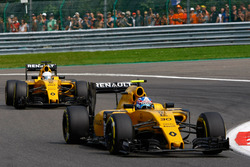 Jolyon Palmer, Renault Sport F1 Team RS16; Kevin Magnussen, Renault Sport F1 Team RS16