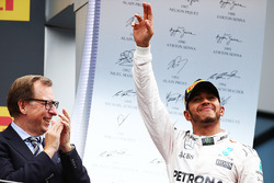 Il vincitore della gara Lewis Hamilton, Mercedes AMG F1 festeggia sul podio