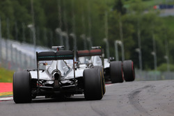 Nico Rosberg, Mercedes AMG F1 W07 Hybrid vor Lewis Hamilton, Mercedes AMG F1 W07 Hybrid
