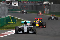 Нико Росберг, Mercedes AMG F1 W07 Hybrid, и Макс Ферстаппен, Red Bull Racing RB12