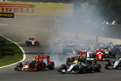 Max Verstappen, Red Bull Racing RB12; Nico Rosberg, Mercedes AMG F1 W07 Hybrid