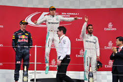 Il podio (da sx a dx): il secondo qualificato Max Verstappen, Red Bull Racing; il vincitore della ga
