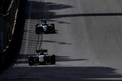 Валттери Боттас, Williams FW38, едет впереди Льюиса Хэмилтона, Mercedes F1 W07 Hybrid