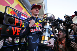 Победитель гонки Макс Ферстаппен, Red Bull Racing празднует с командой