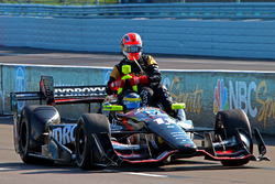 Sébastien Bourdais, KV Racing Technology, Chevrolet, nimmt James Hinchcliffe zurück an die Box