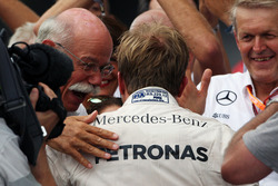 Race winner Nico Rosberg, Mercedes AMG F1 celebrates with Dr. Dieter Zetsche, Daimler AG CEO in parc