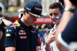 Max Verstappen, Red Bull Racing deelt handtekeningen uit
