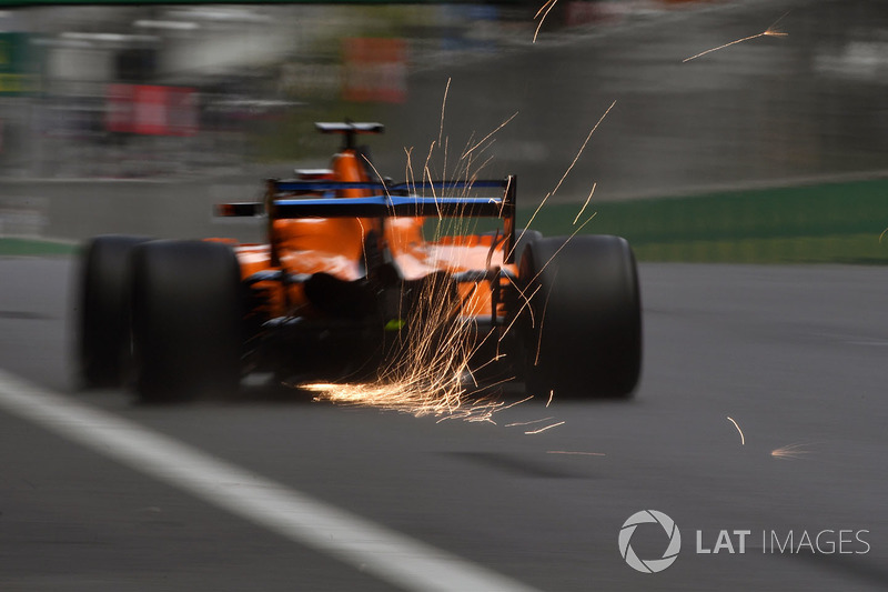 Fernando Alonso, McLaren MCL33 sacando chispas