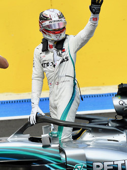 Il poleman Lewis Hamilton, Mercedes-AMG F1 W09 festeggia nel parco chiuso