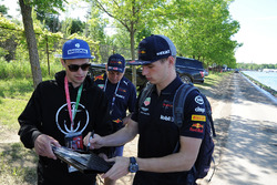 Max Verstappen, Red Bull Racing signe des autographes pour les fans
