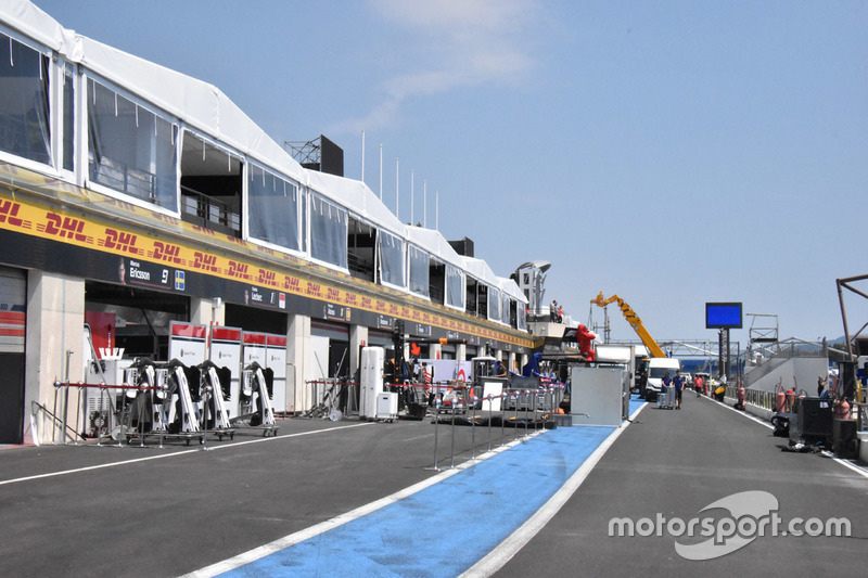 Pit lane y Contenedores