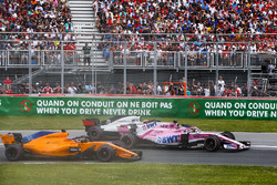 Sergio Perez, Force India VJM11, strijdt met Kevin Magnussen, Haas F1 Team VF-18, en Fernando Alonso, McLaren MCL33
