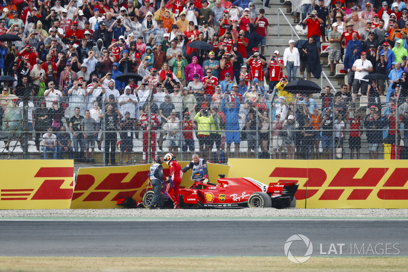 Sebastian Vettel, Ferrari SF71H, se ne va dopo l'incidente