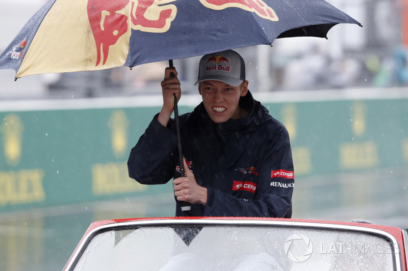 Daniil Kvyat, Scuderia Toro Rosso en el desfile de pilotos