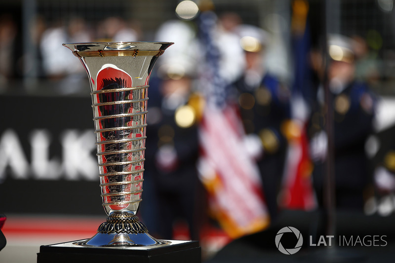 Le trophée du Champion du monde est exposé avant le départ