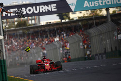 Yarış galibi Sebastian Vettel, Ferrari SF71H damalı bayrağı geçiyor