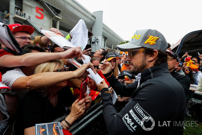 Fernando Alonso, McLaren, firma autógrafos para fanáticos
