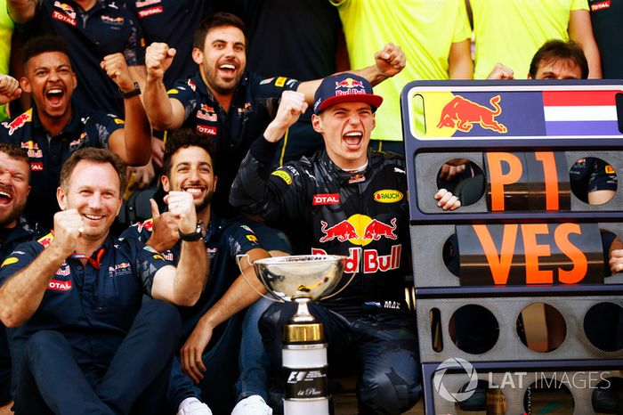 Max Verstappen y Red Bull Racing celebran su primera victoria juntos, en el estreno del holandés con el equipo, dejando una nueva marca para la victoria más joven en la historia de la Fórmula 1 con 18 años y 227 días.