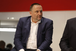 Yves Matton met Henry Hope-Frost