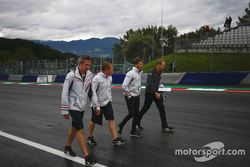 Romain Grosjean, Haas F1 Team, cammina lungo il circuito con i colleghi
