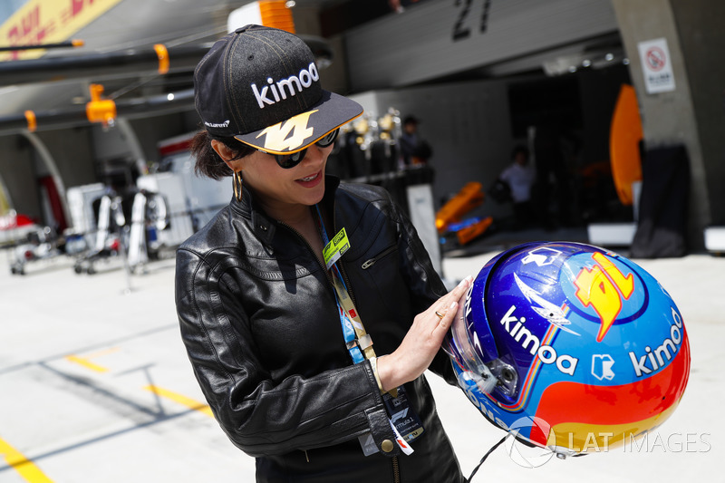 L'actrice Carina Lau avec le casque de Fernando Alonso, McLaren