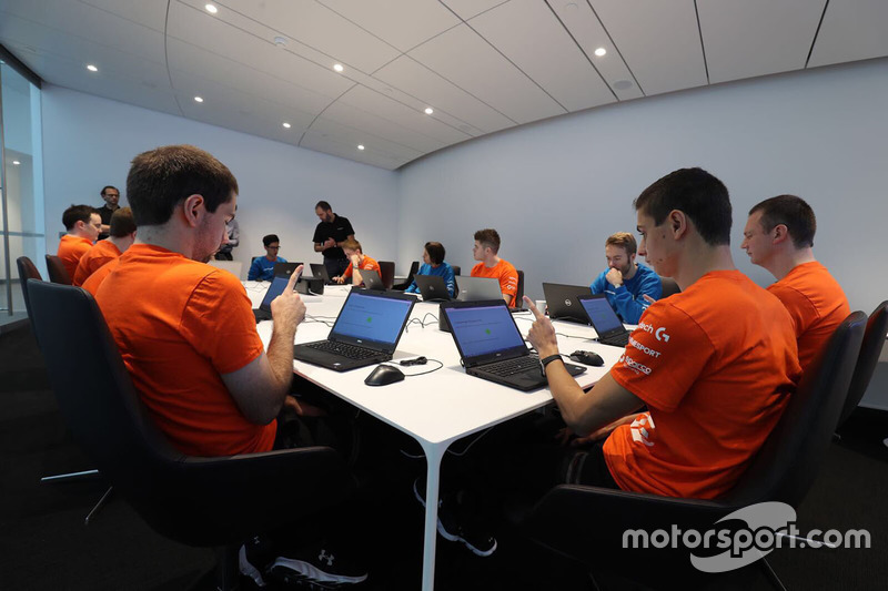 Mika Hakkinen con participantes del McLaren World's Fastest Gamer