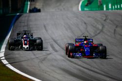 Pierre Gasly, Scuderia Toro Rosso STR12, pasa a Romain Grosjean, Haas F1 Team VF-17