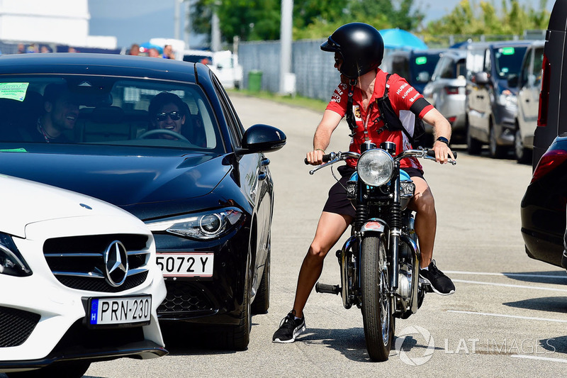 Себастьян Феттель, Ferrari, мотоцикл Triumph