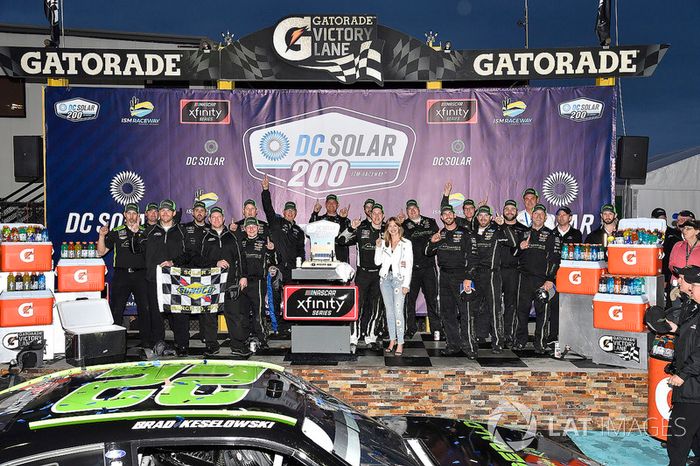 Brad Keselowski, Team Penske, Ford Mustang Fitzgerald Glider Kits celebra la victoria