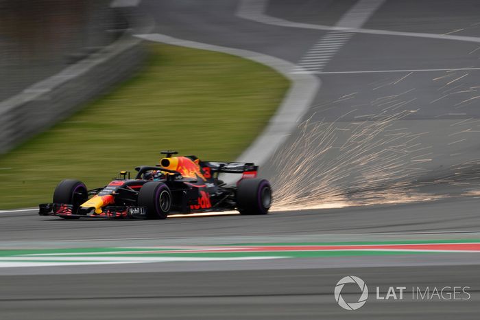 Daniel Ricciardo, Red Bull Racing RB14 saca chispas