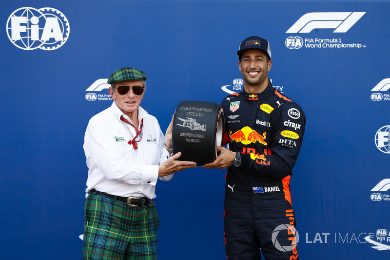 Daniel Ricciardo, Red Bull Racing, riceve il trofeo pole position da Sir Jackie Stewart