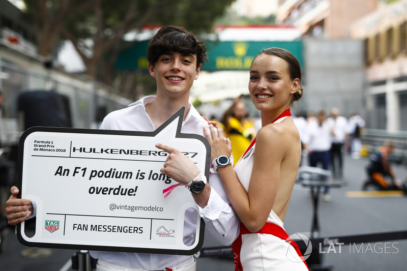 Models display messages from fans on the grid