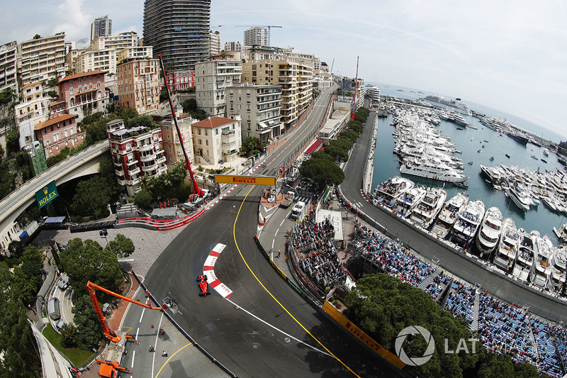 Un vistazo aéreo de Kimi Raikkonen, Ferrari SF71H, en Sainte Devote