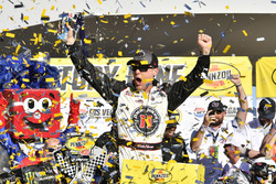 Race winner Kevin Harvick, Stewart-Haas Racing, Ford