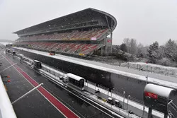 La ligne droite des stands sous la neige