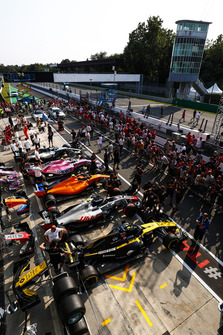 Nico Hulkenberg, Renault Sport F1 Team RS 18, Kevin Magnussen, Haas F1 Team VF-18, Lando Norris, McLaren MCL33, Esteban Ocon, Racing Point Force India VJM11, and Lewis Hamilton, Mercedes AMG F1 W09