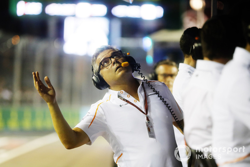 Gil de Ferran, Sporting Director, McLaren, checks for rain fall in the pit lane