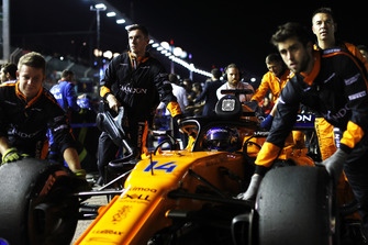 Fernando Alonso, McLaren, est poussé vers la grille