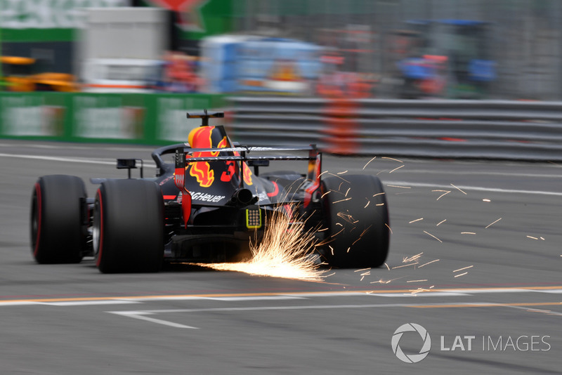 Daniel Ricciardo, Red Bull Racing RB14 sparks