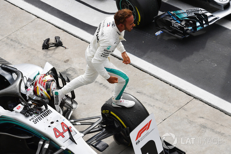 Переможець гонки Льюіс Хемілтон (Mercedes AMG F1 W09) у закритому парку