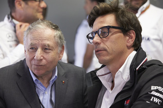 Jean Todt, président de la FIA, parle à Toto Wolff, directeur exécutif de Mercedes AMG