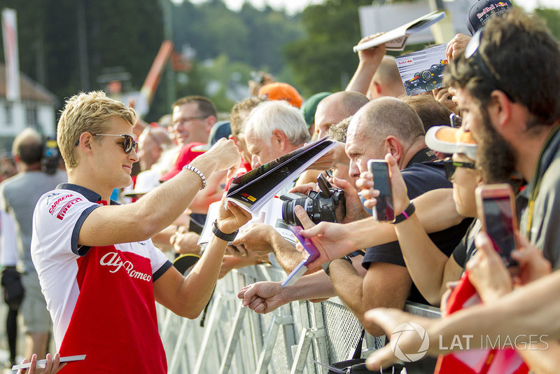 Marcus Ericsson, Sauber signs autographs for the fans
