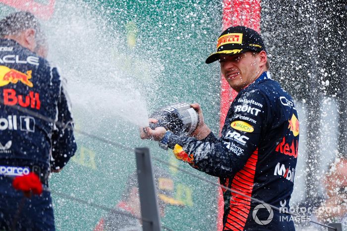 Max Verstappen, Red Bull Racing, 1ª posición, rocía el Champán de la victoria en el podio.