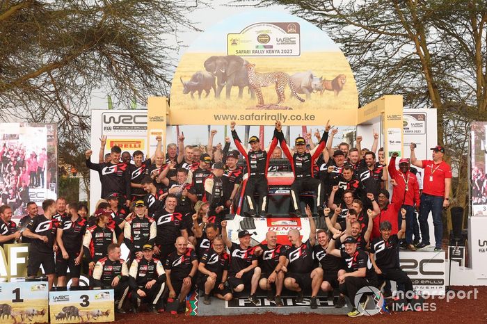 Ganadores Sébastien Ogier, Vincent Landais, Toyota Gazoo Racing WRT Toyota GR Yaris Rally1 con el equipo