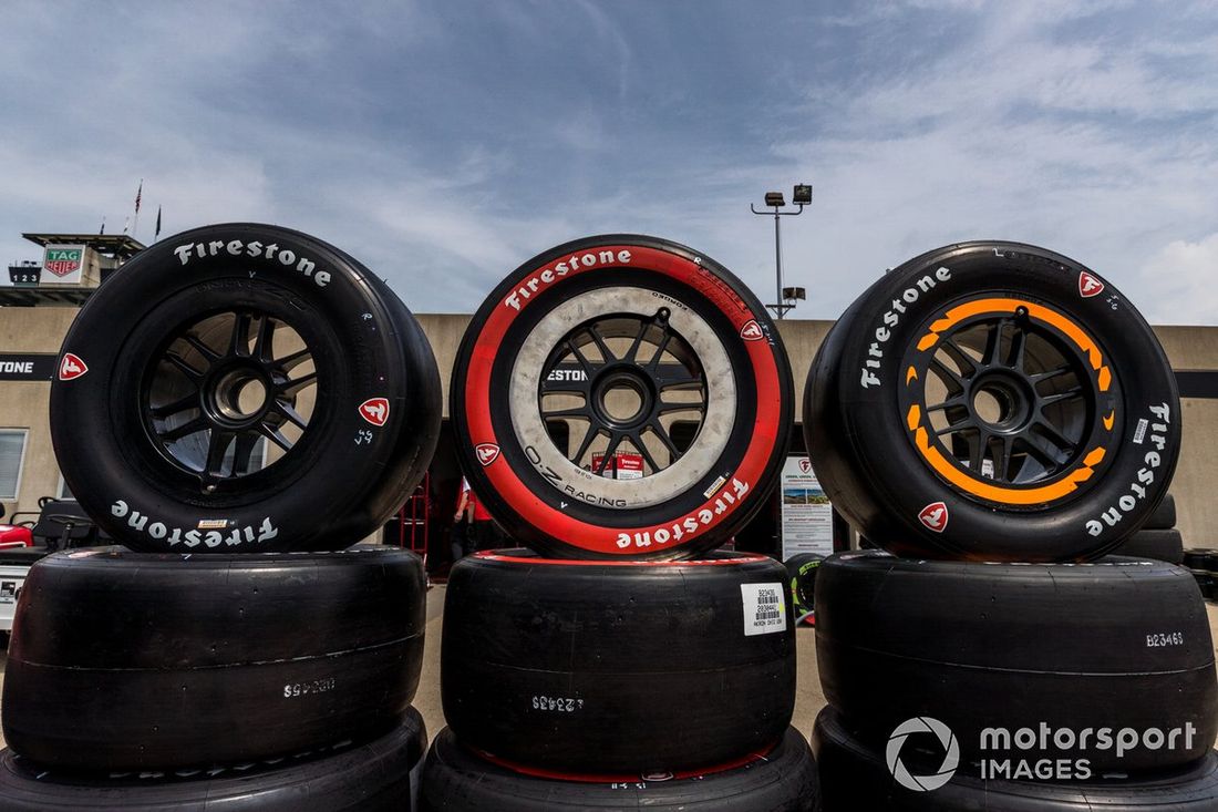 Exposición de neumáticos Firestone 