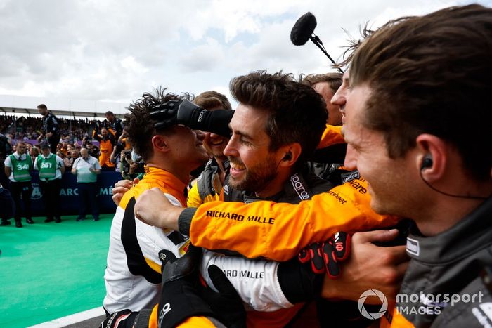 Lando Norris, McLaren, 2ª posición, celebra con su equipo en Parc Ferme