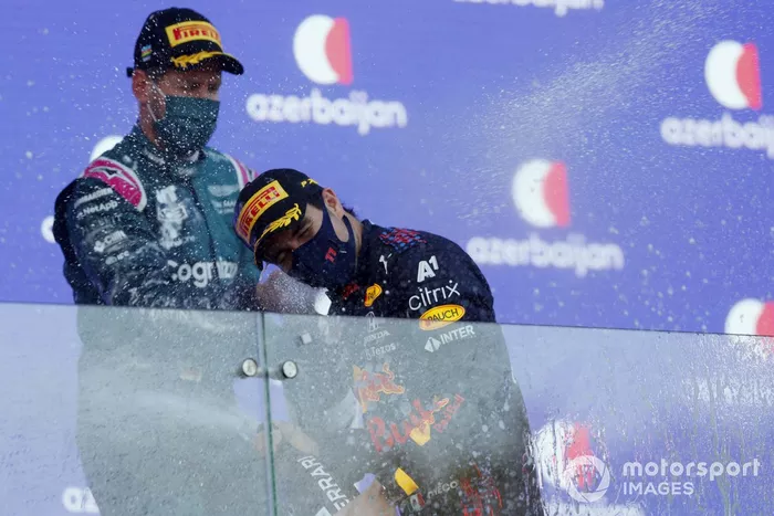 Podio: segundo lugar Sebastian Vettel, Aston Martin, ganador de la carrera Sergio Pérez, Red Bull Racing